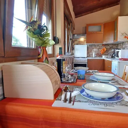 Feriehus Herrliches Mit Klima, Wlan, Terrasse Und Grillbereich Pula